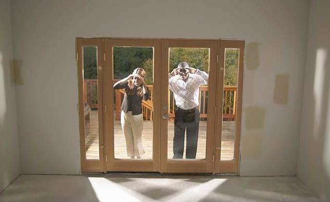 couple_looking_into_empty_house_BLD006350